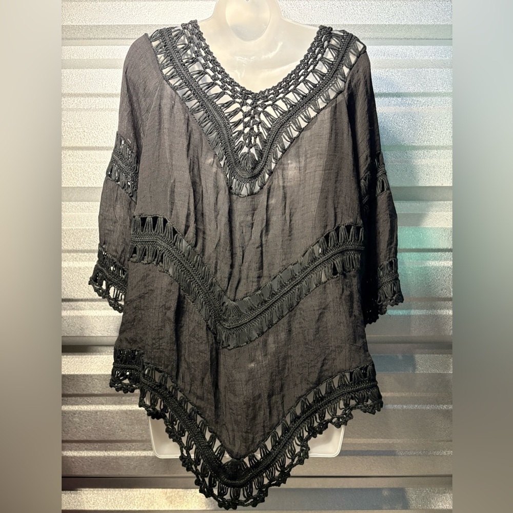 Vivid Elegant Black Crochet Trim Women's Top